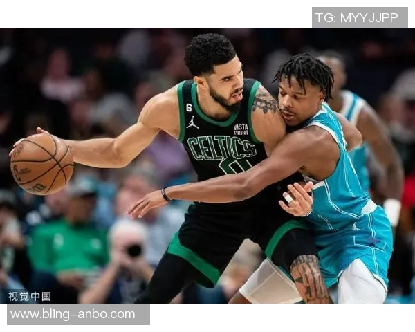 恩比德因误判举手示意裁判却连走九步引发争议瞬间 恩比德因误判举手示意裁判却连走九步引发争议瞬间